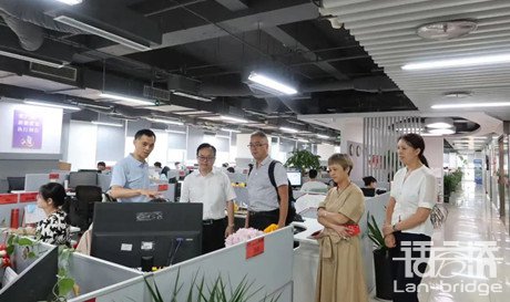 四川外國語大學(xué)祝朝偉副校長一行蒞臨語言橋集團(tuán)參觀座談